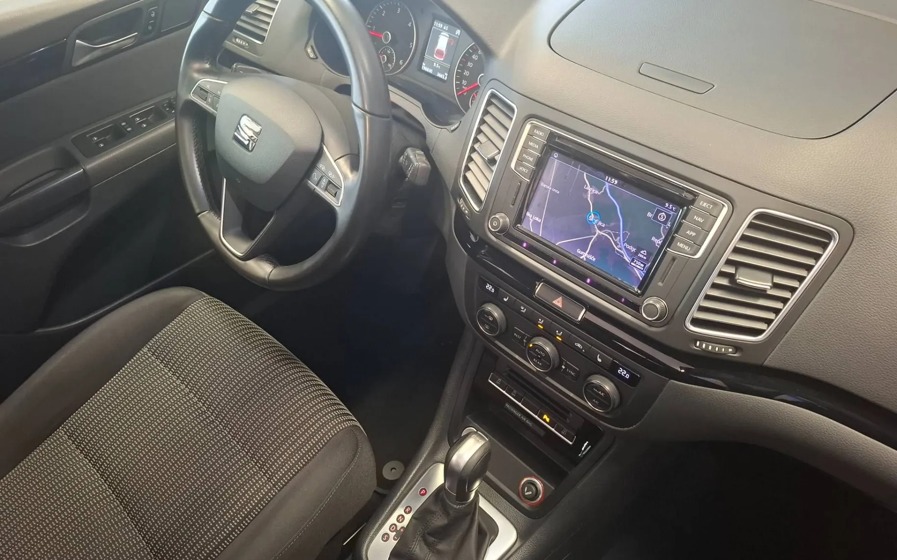 Notranja slika - Seat Alhambra - 2.0 TDI DSG PANORAMA-KAMERA-GRETJE SEDEŽEV-ALU-P.. - 9