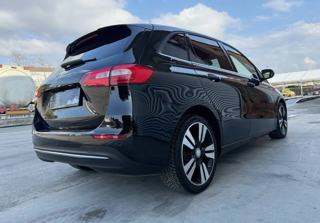 Zunanja slika - Mercedes-Benz B-Razred - 180 d SPORT AVT.-F1 KAMERA-USNJE-ALU 19 - 4
