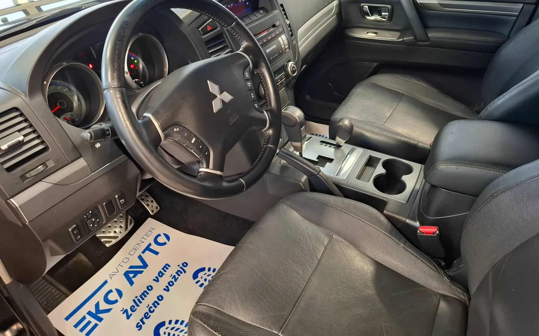 Notranja slika - Mitsubishi Pajero - 3.2 DID Intense Avt. LWB 1LASTNIK-SLO-4X4-7SEDEŽEV - 12
