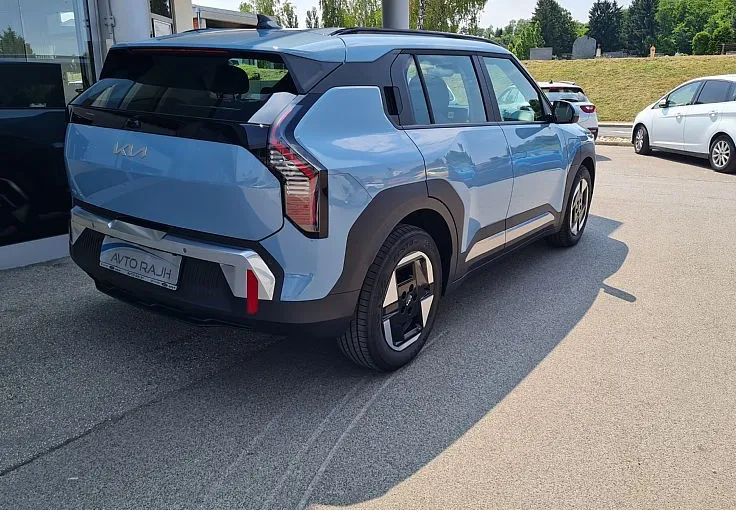 Zunanja slika - KIA EV3 - 58.3 kWh baterija. 150 kW Star - 5
