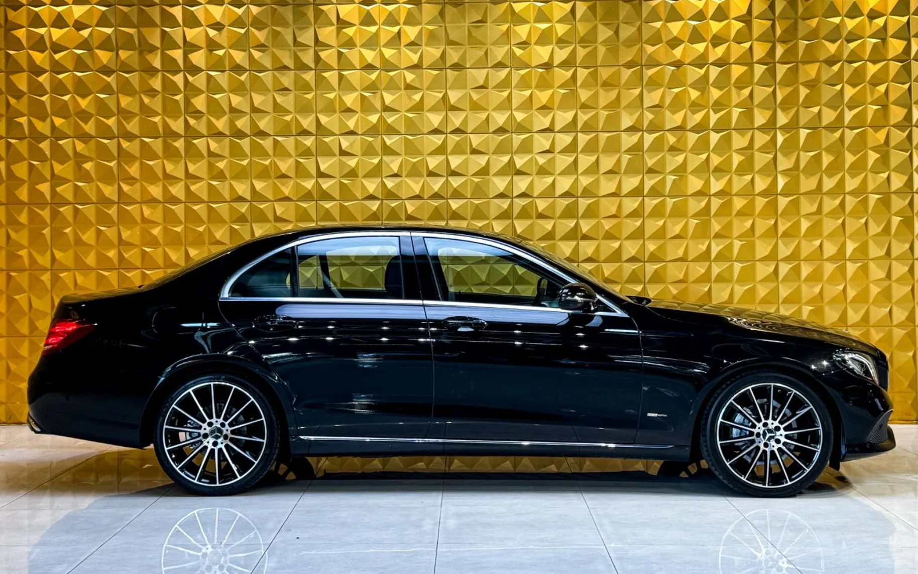 Notranja slika - Mercedes-Benz E-Razred - E 220 d AUT.-VIRTUAL-KAMERA-AMBI-HARMAN-GRETJE - 12
