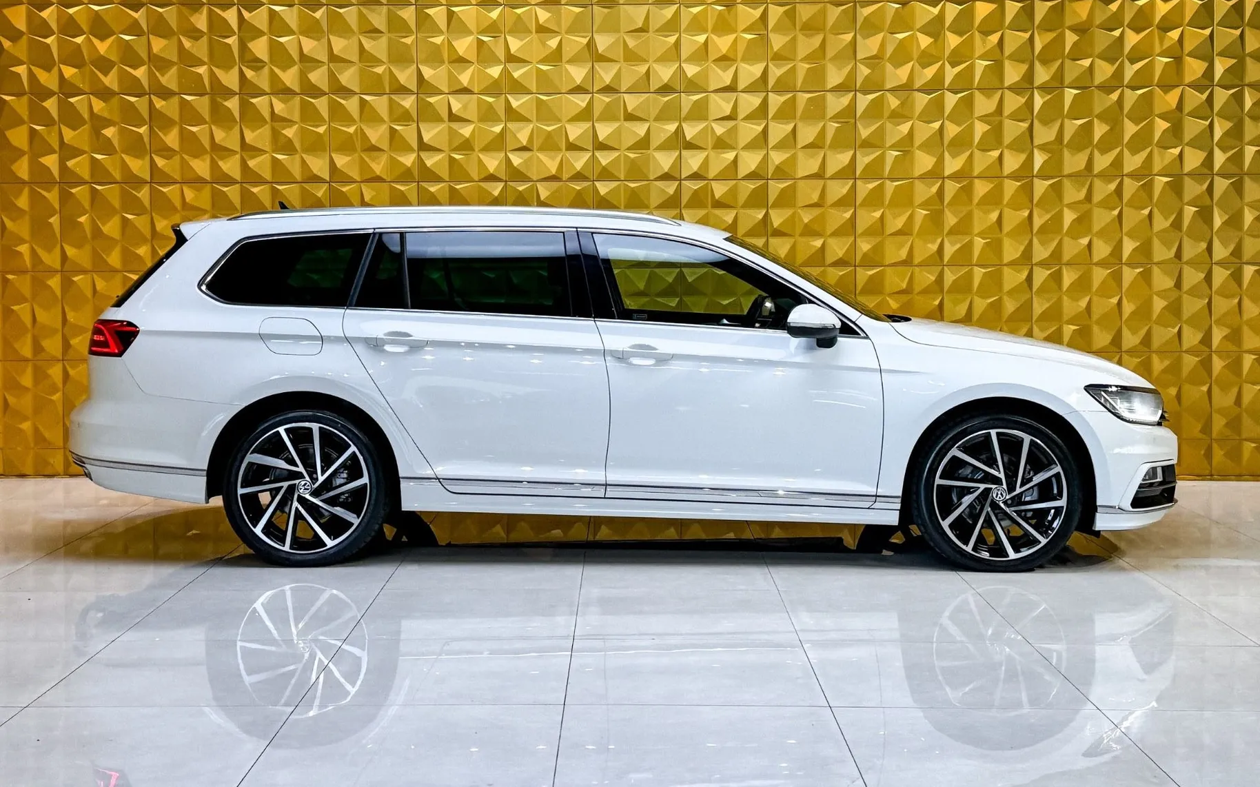Notranja slika - Volkswagen Passat Variant - 2.0 TDI AUT.-R Line-LED-VIRTUAL-KLJUKA-KAMERA - 12