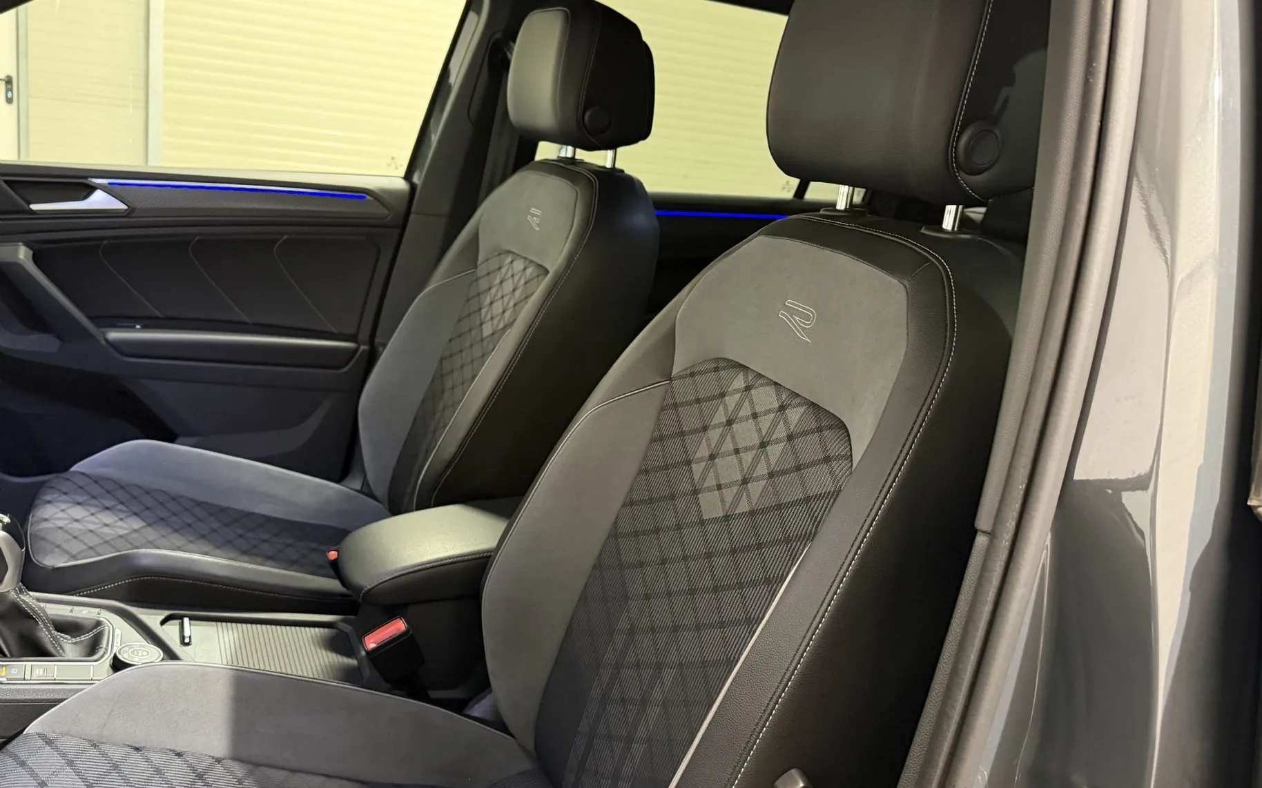Notranja slika - VW Tiguan - 2.0 TDI-4X4-R-LINE-ACC-VIRTUAL-IQ-KAMERA-NAVI-F1.. - 10