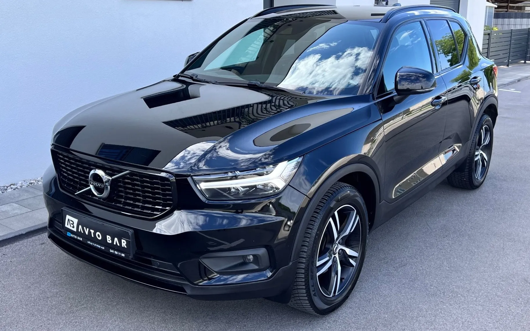 Notranja slika - Volvo XC40 - T3 R-design+ALU+LED+HI-FI+KLJUKA... - 9