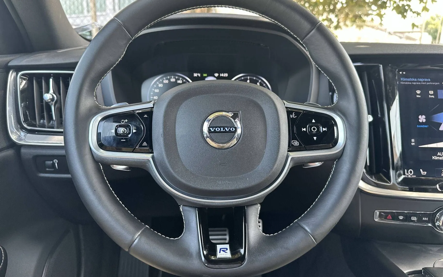 Notranja slika - Volvo S60 - T4 R-Design Avt. - 14