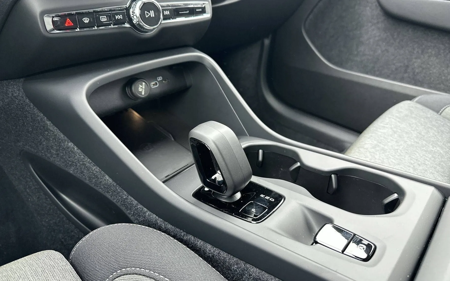 Notranja slika - Volvo XC40 - B3 P Core AT DCT 3 leta garancije + 3 servisi... - 19