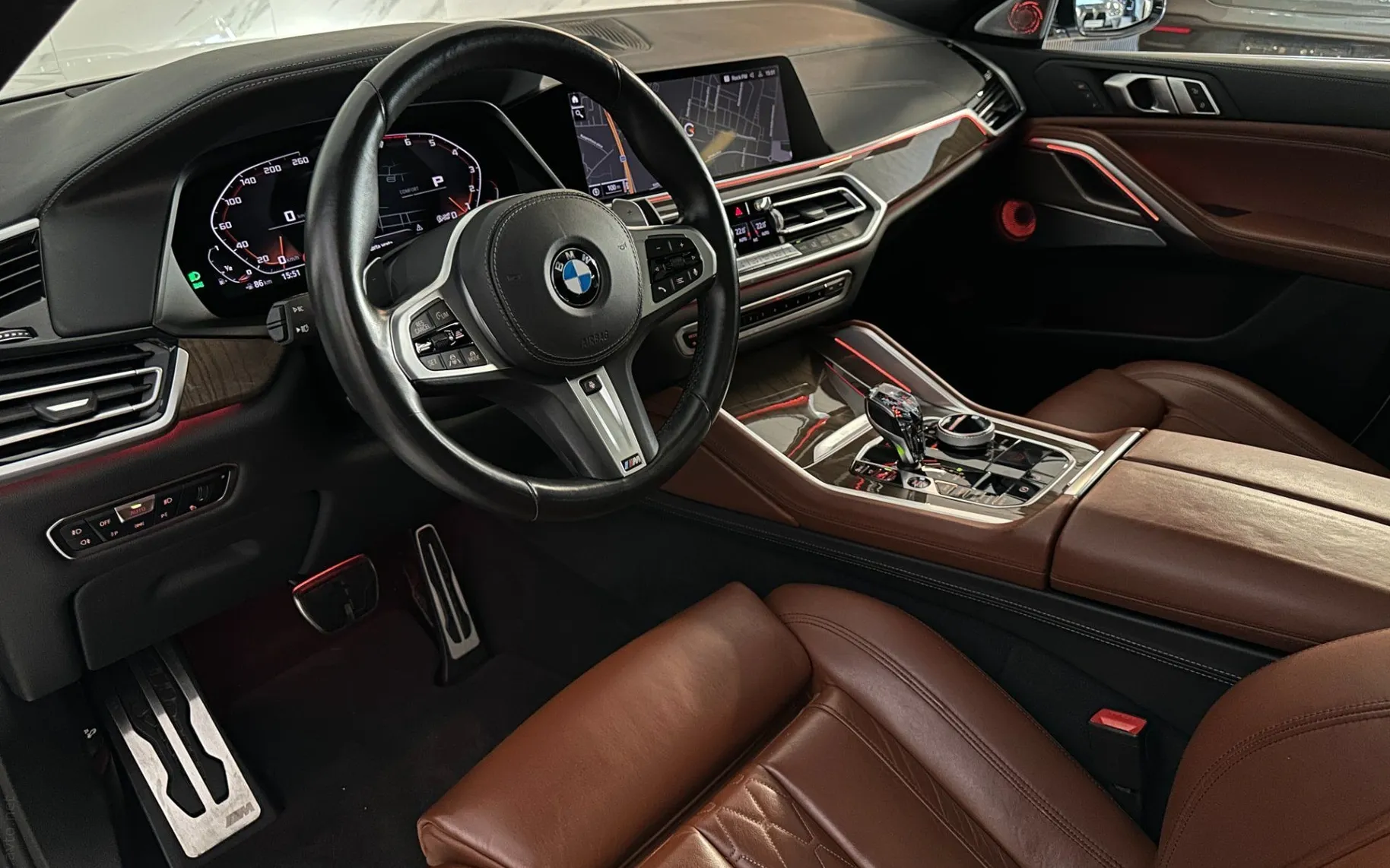 Notranja slika - BMW serija X6: - M50i|xD|SkyL|SoftC|R22|Kljuka|BowersW|ACC|HUD|360K - 8