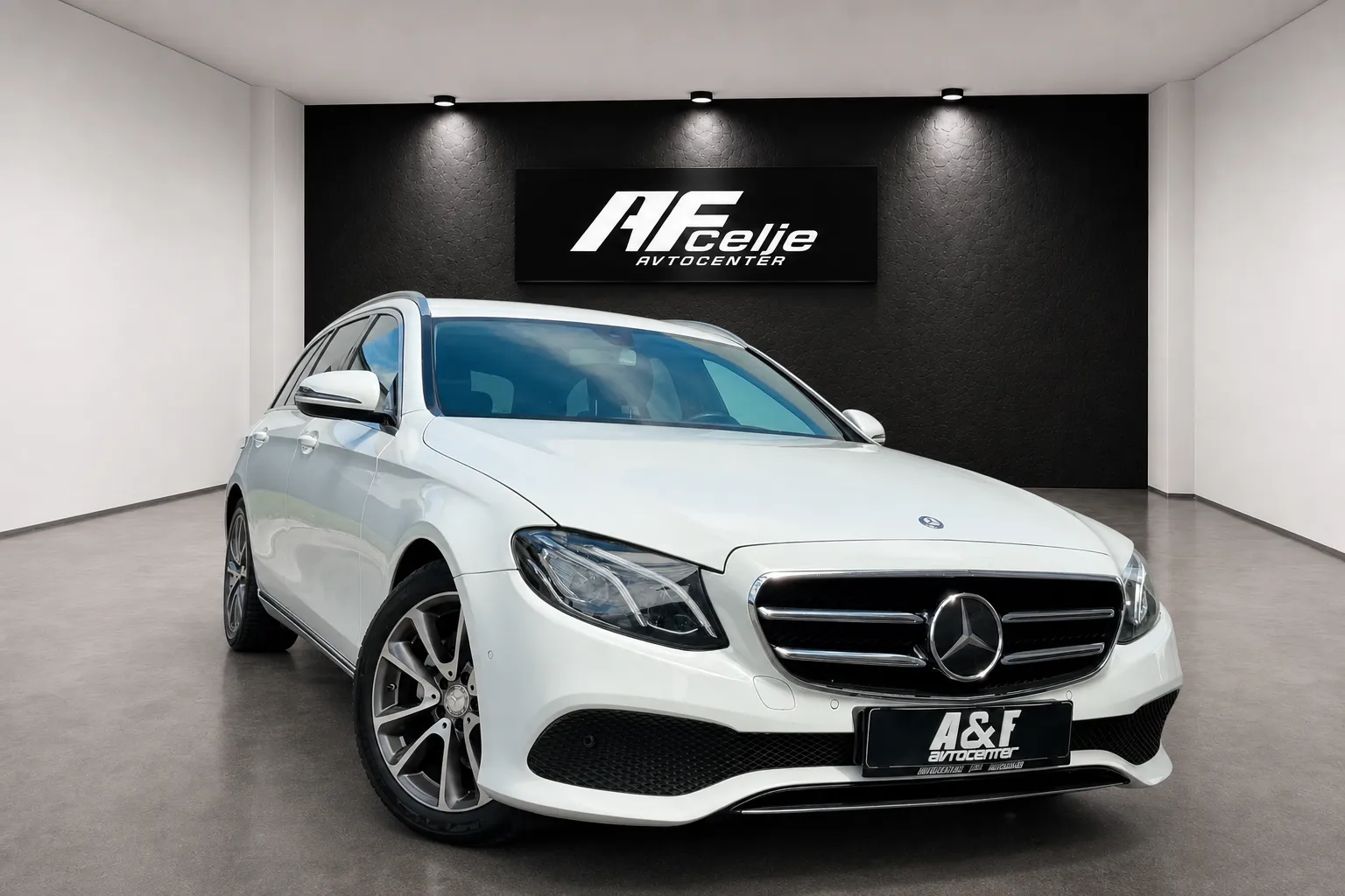 Zunanja slika - Mercedes-Benz E-Razred - 220CDI-AUT-AVANTGARDE-LIZING ZA TUJCE-XENON+LED-.. - 3