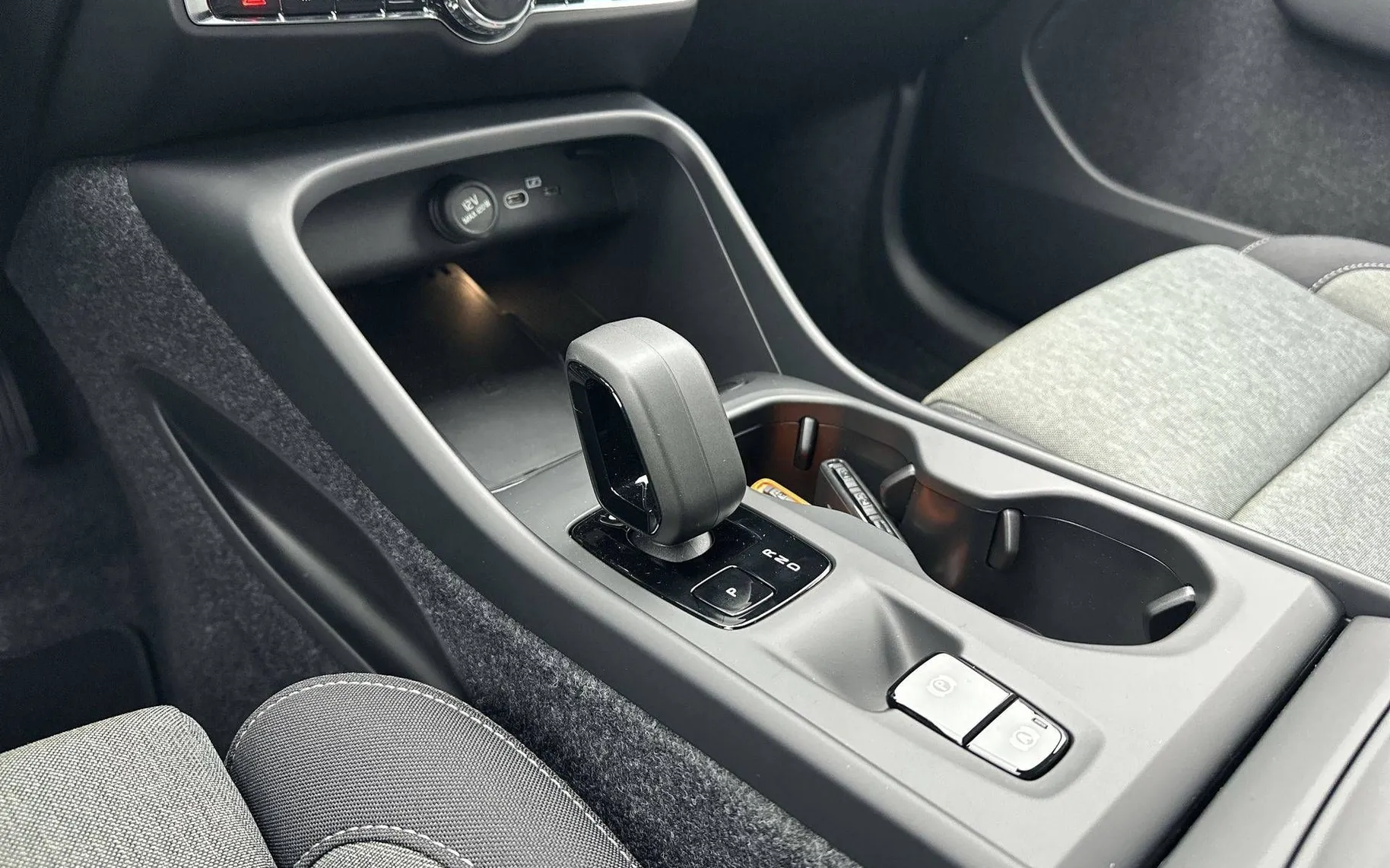 Notranja slika - Volvo XC40 - B3 P Core AT DCT 3 leta garancije + 3 servisi... - 25