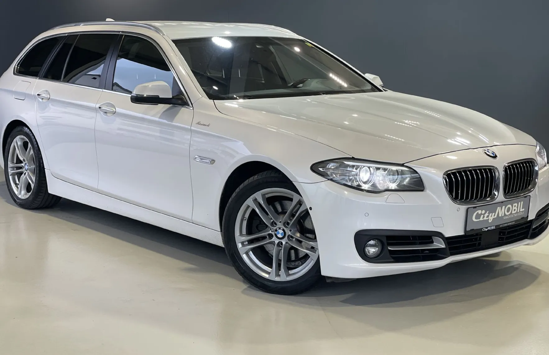 Zunanja slika - BMW Serija 5 - Touring: 520d-HEADUP-VIRTUAL-LANE-NAVI-RADAR-KAMERA-LED- - 3