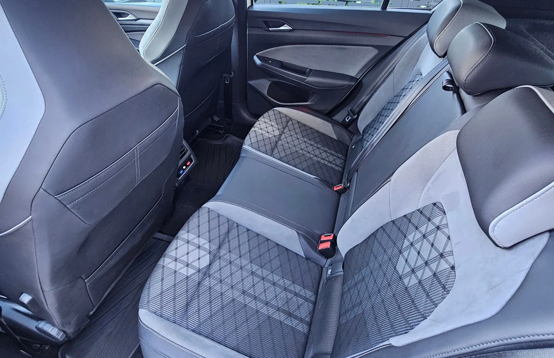 Zunanja slika - Volkswagen Golf - 1.5 eTSI ACT R-Line DSG- ŠIBEDAH-IQ LED-ŠP.IZPUH. - 6