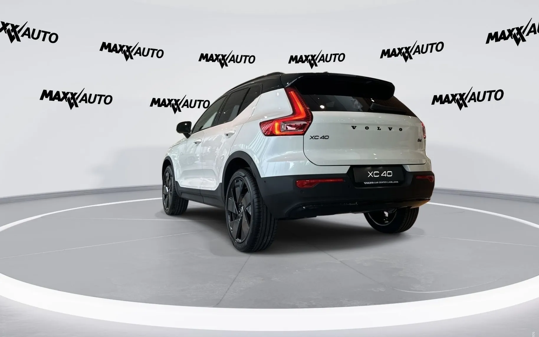 Zunanja slika - Volvo XC40 - B4 P Ultra Black Edition 3 leta garancije + 3 se.. - 4