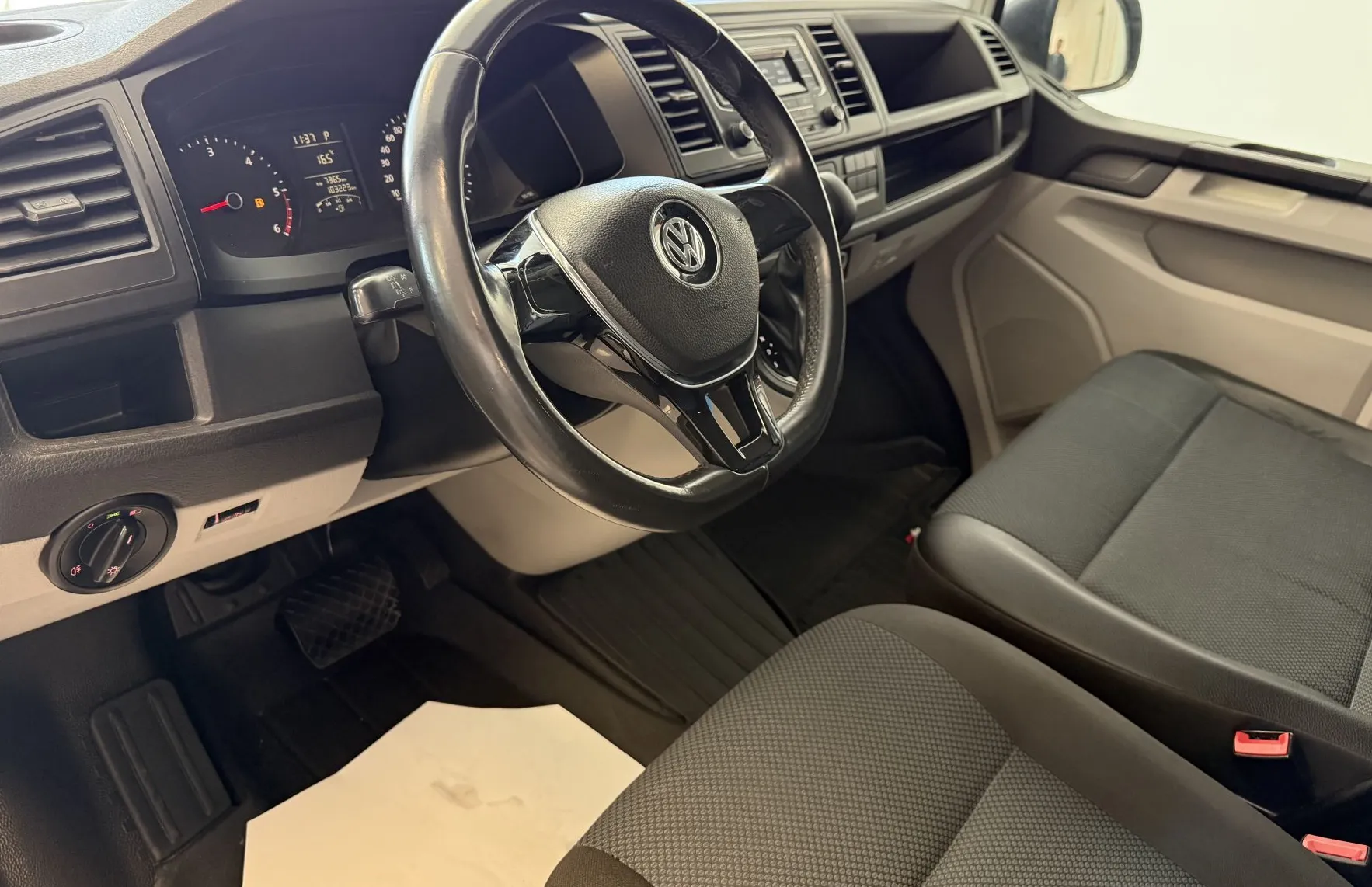 Zunanja slika - VW Transporter - T6 Kombi  7+1  2.0 TDI DSG - 7