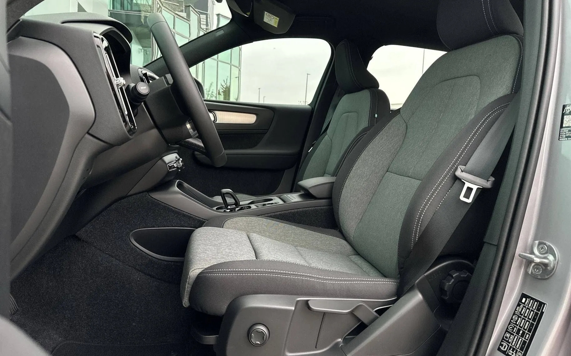 Notranja slika - Volvo XC40 - B3 P Core AT DCT 3 leta garancije + 3 servisi... - 10