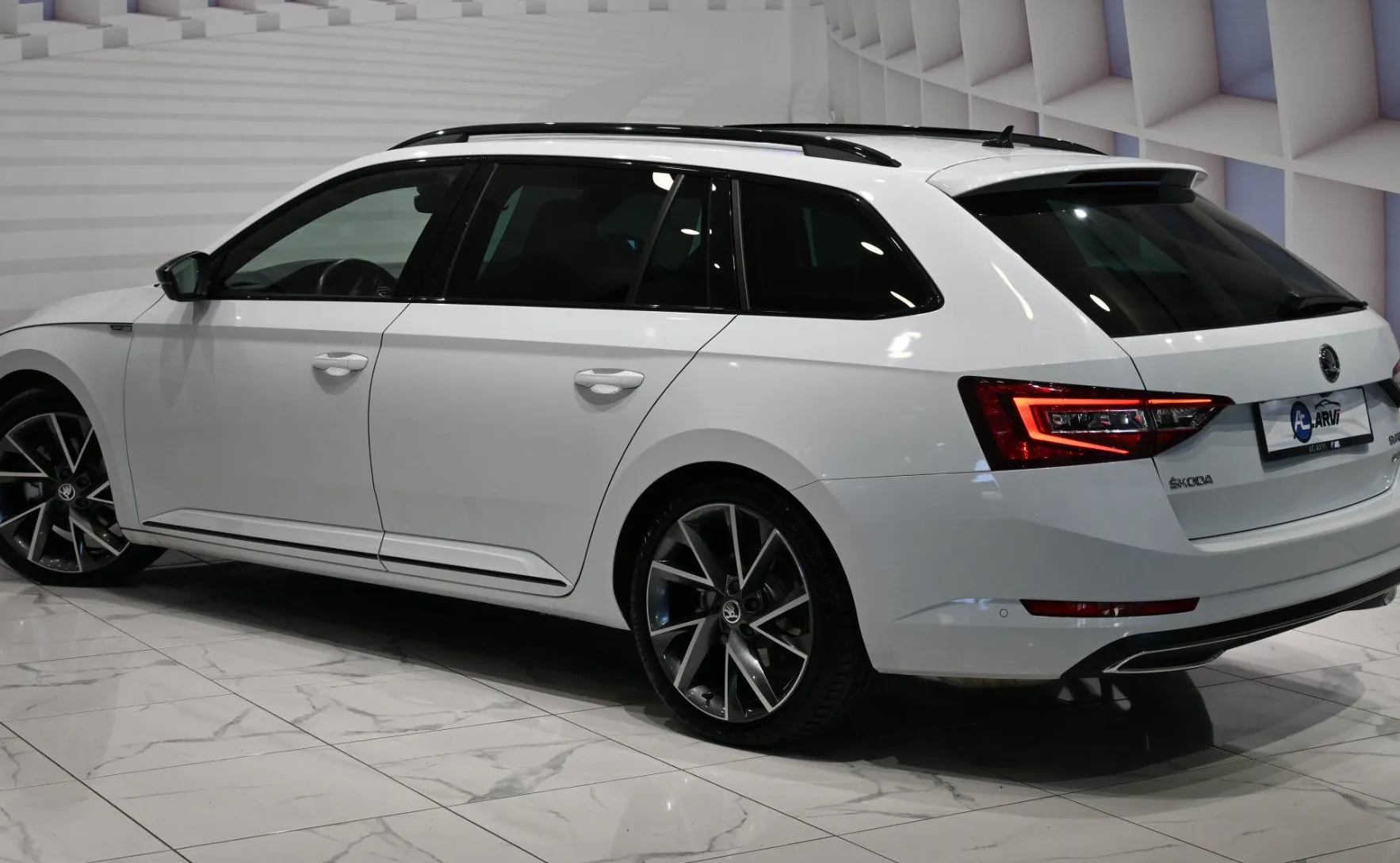 Zunanja slika - Škoda Superb - Combi 4x4 2.0 TDI SportLine DSG-RADAR-DCC-KLJUKA - 8