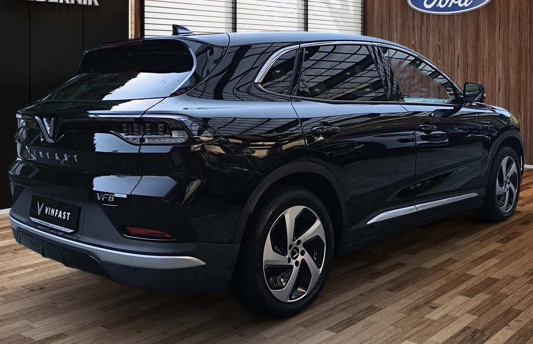 Zunanja slika - Vinfast VF8 - 87.7 kWh AWD ECO-350PS AWD-POLNILNICA-ZALOGA - 4
