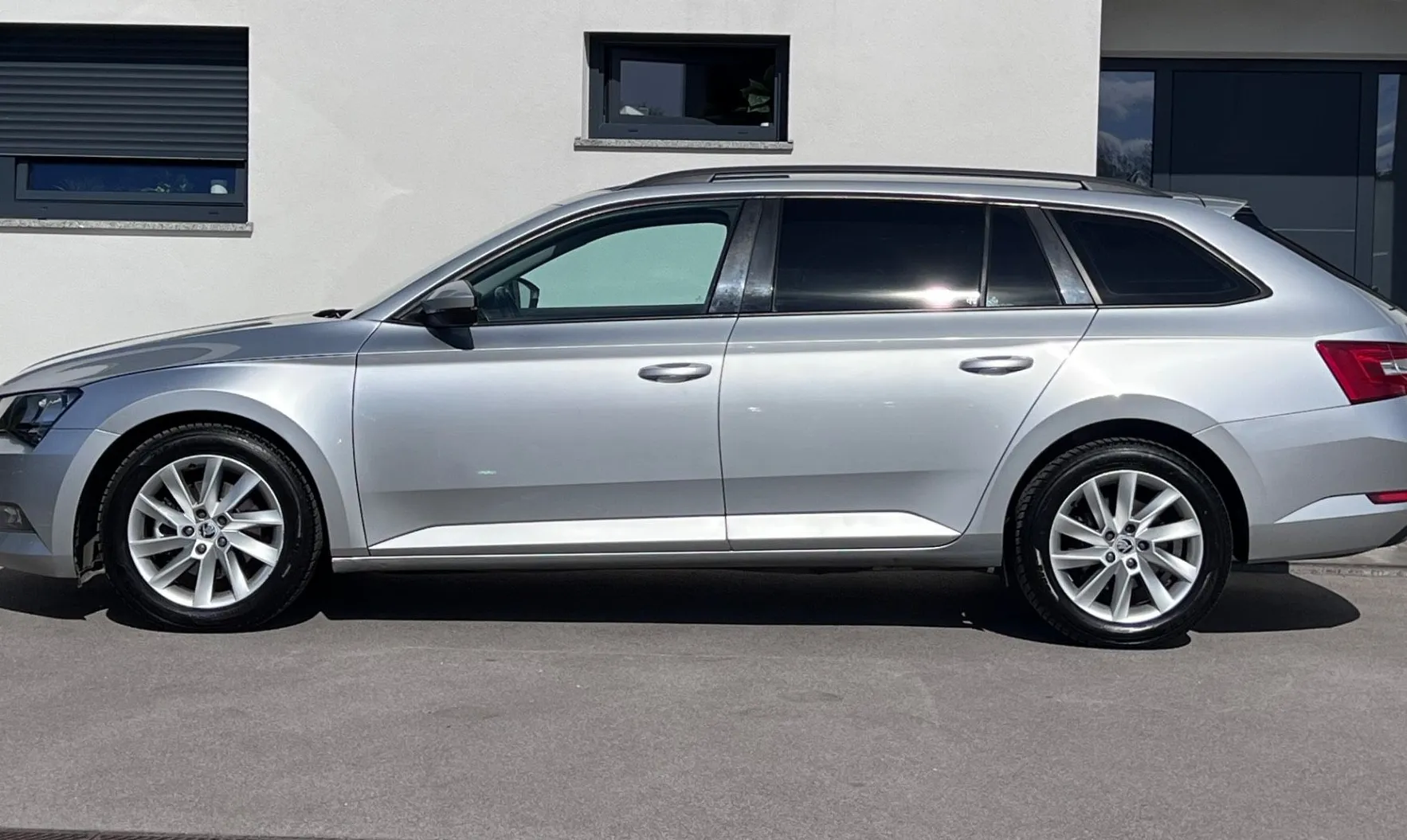 Zunanja slika - Škoda Superb - 2.0 TDI+ALU+TEMP+USB - 4
