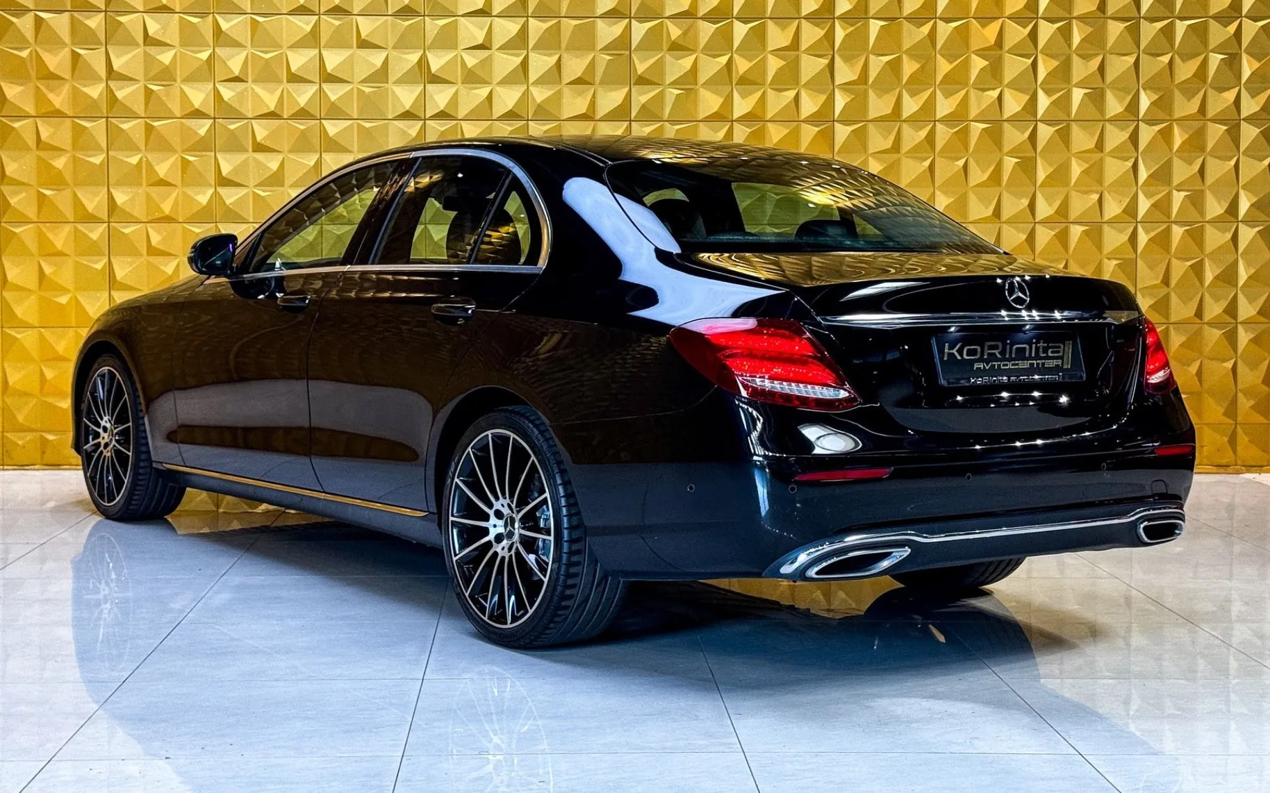 Notranja slika - Mercedes-Benz E-Razred - E 220 d AUT.-VIRTUAL-KAMERA-AMBI-HARMAN-GRETJE - 9