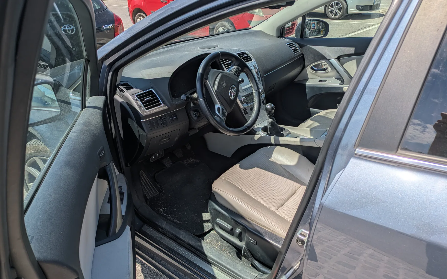 Notranja slika - Toyota Avensis - Wagon 2,2 D-4D Executive - 4