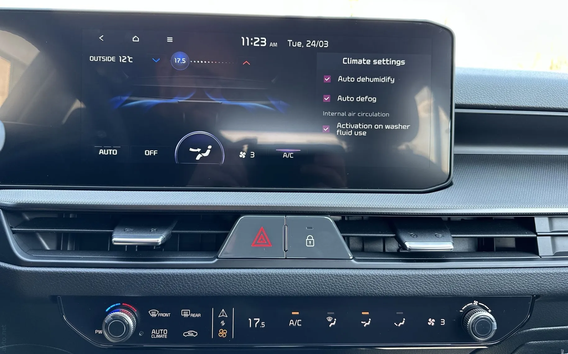 Notranja slika - KIA Stonic - 1.0 T-GDi LX Life M T - 11