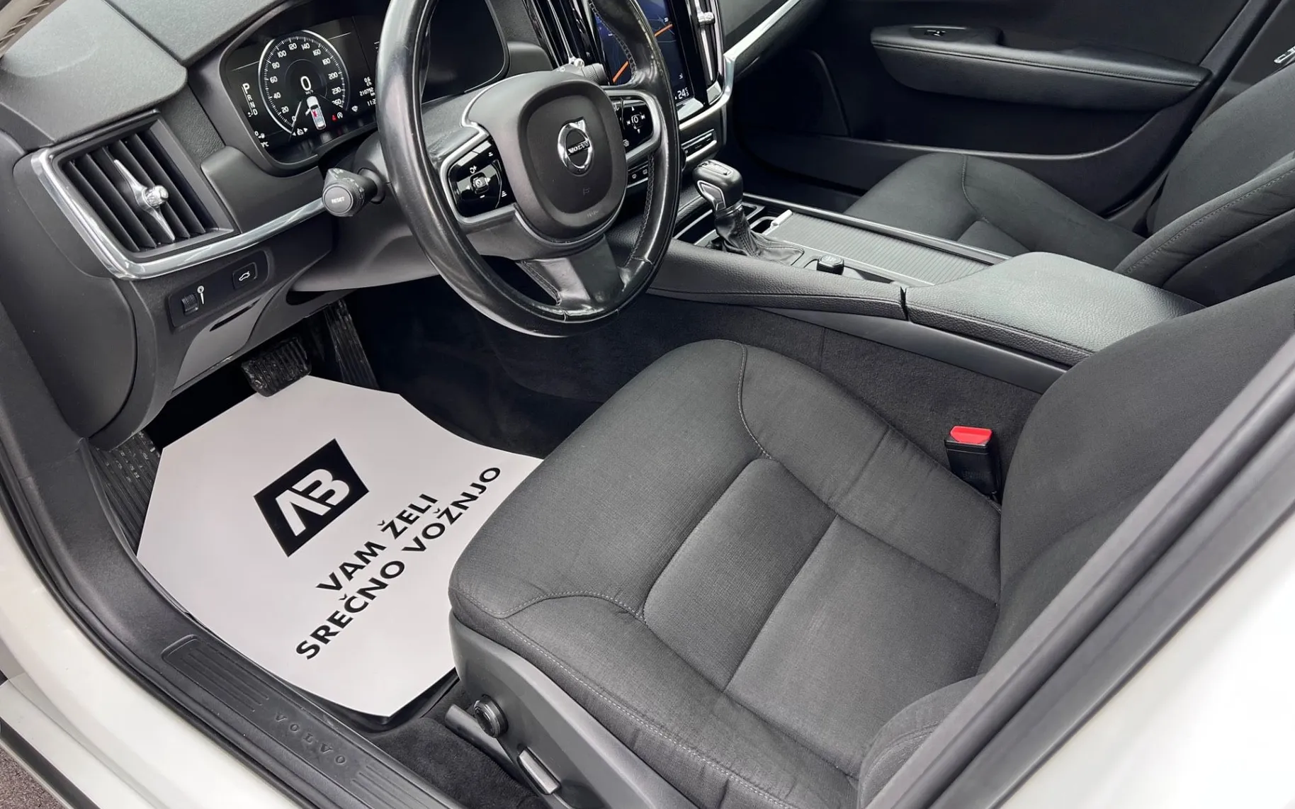 Notranja slika - Volvo V90 - 2.0D+ACC+FULL LED++NAVI+PDC+KLJUKA+NOVE PNEVMATI - 9