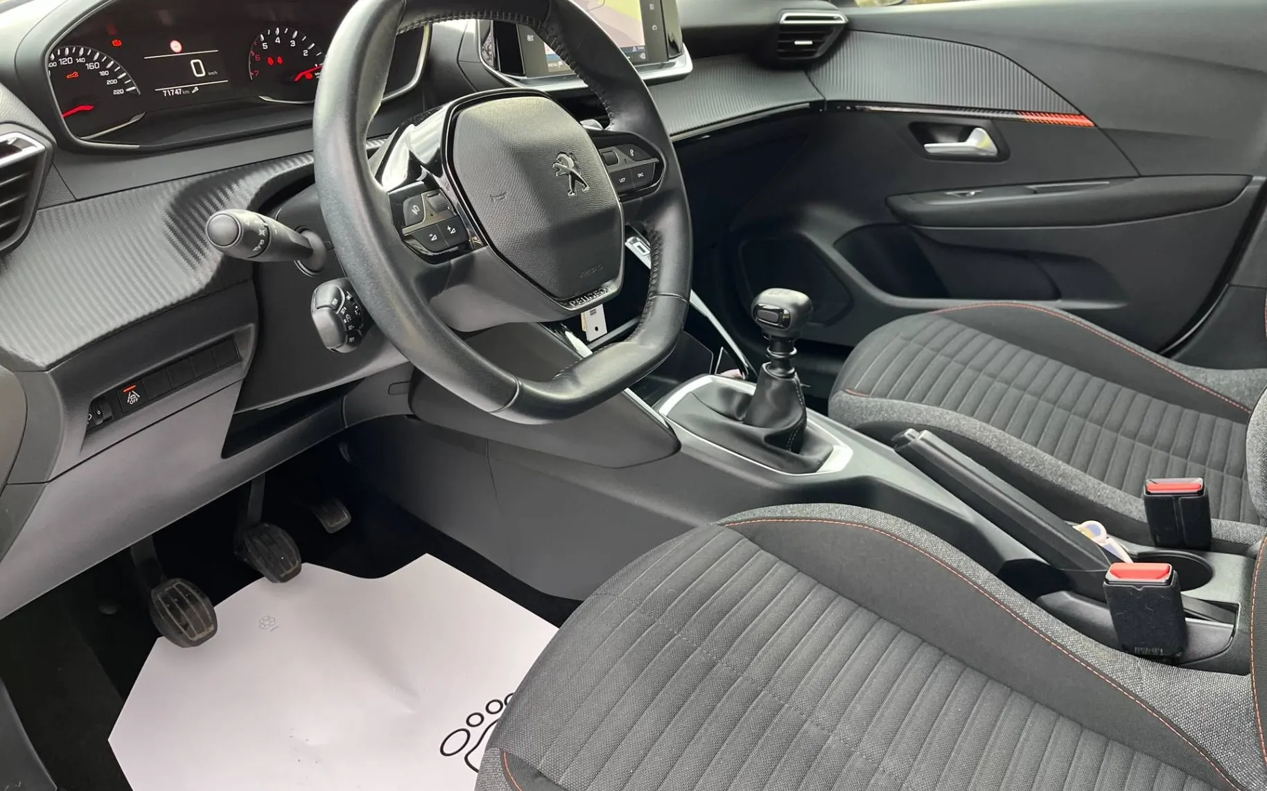 Notranja slika - Peugeot 208 - 1.2 PureTech -1 LASTNIK-49500 km-NAVI-LED-ODLIČEN - 11