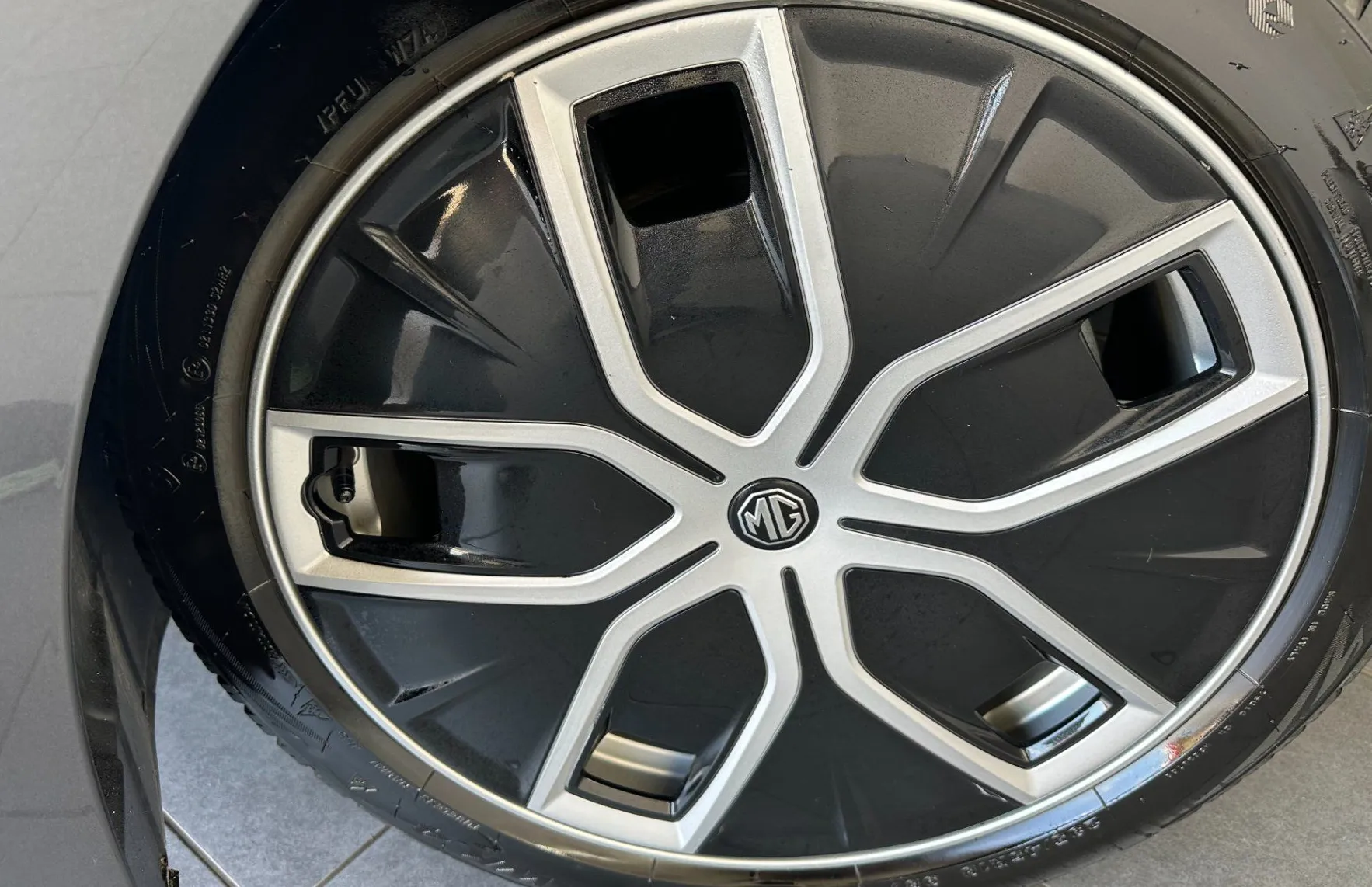 Zunanja slika - MG MG4 - Luxury 150kW.NEMŠKI+4GUME.USNJE.KAMERA.- 3000 € SU - 10