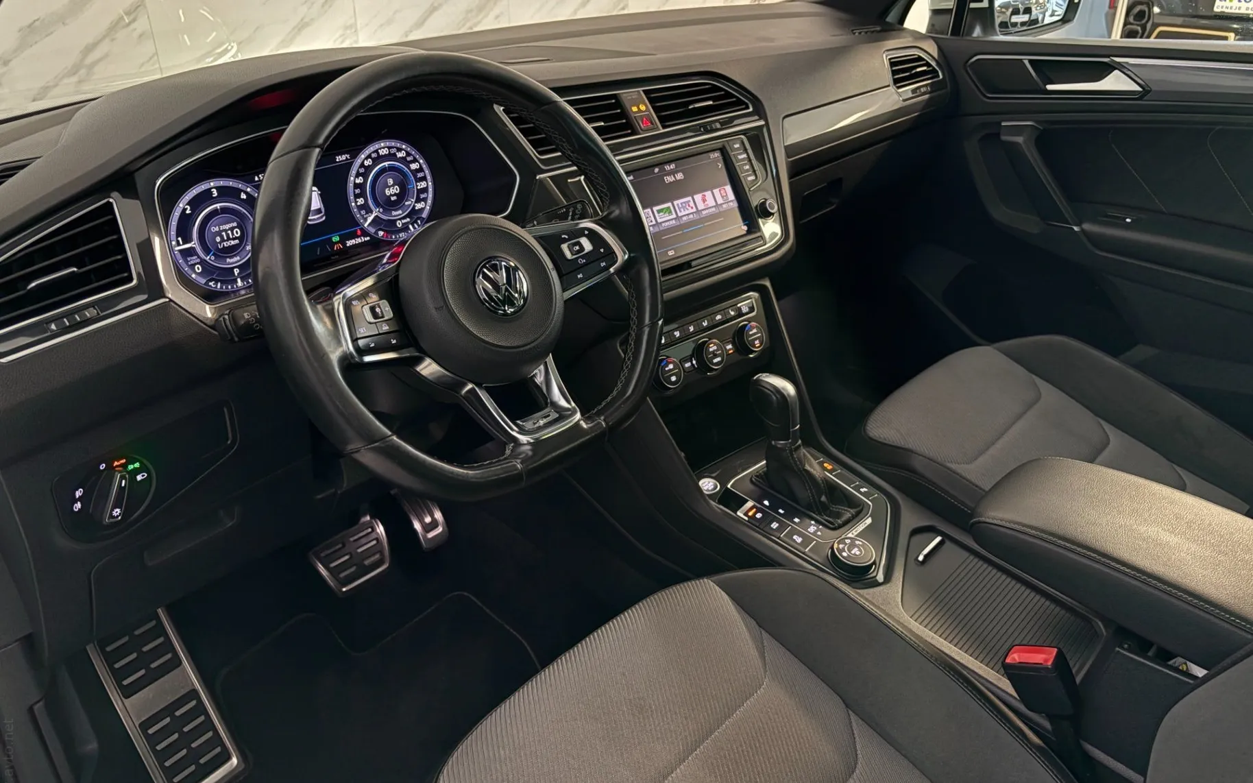 Notranja slika - Volkswagen Tiguan - 2.0TDI R-Line DSG 4motion|Panorama|ACC|Kamera|SLO| - 8