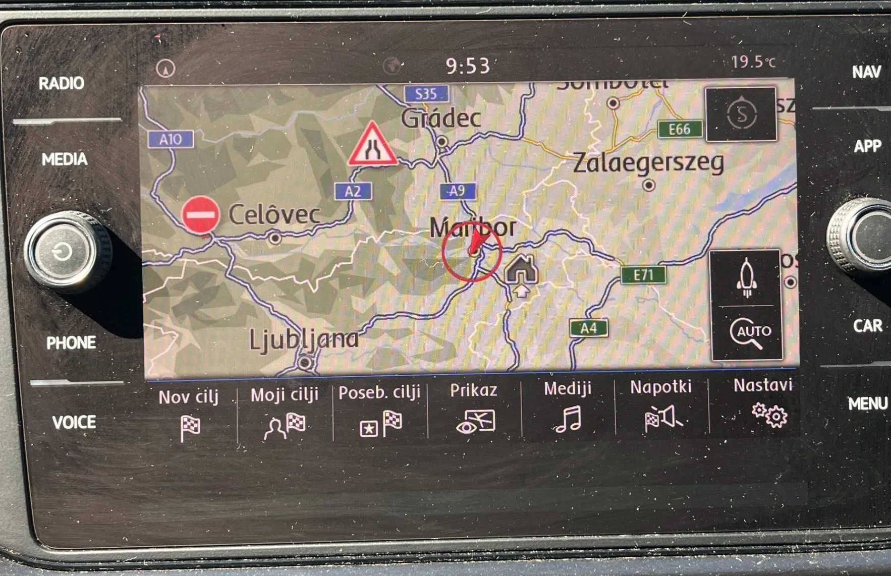 Zunanja slika - Volkswagen T-Roc - 1.6 TDI BMT 2X PDC. NAVI. SAMO 88.645 KM. - 17