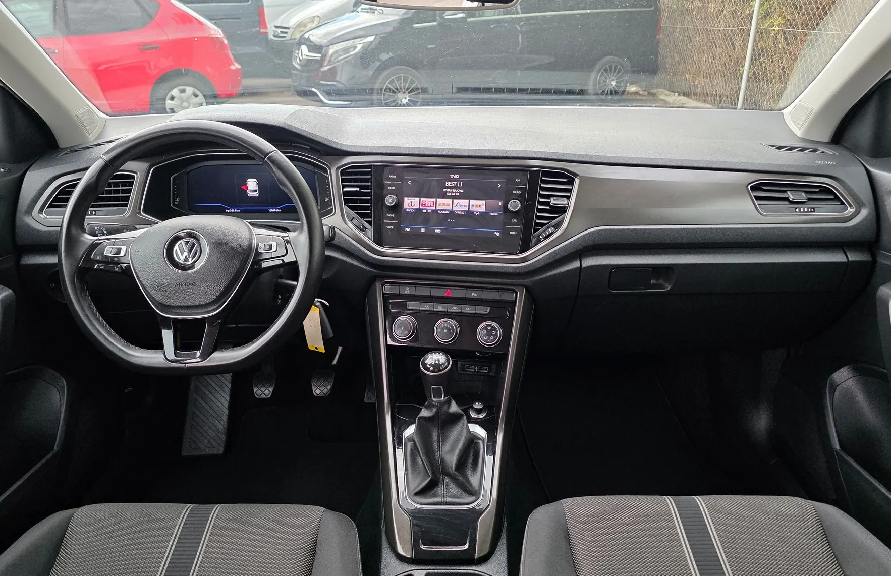Zunanja slika - Volkswagen T-Roc - 1.6 TDI BMT SPORT LED-VIRTUAL-ALU-PDC - 9