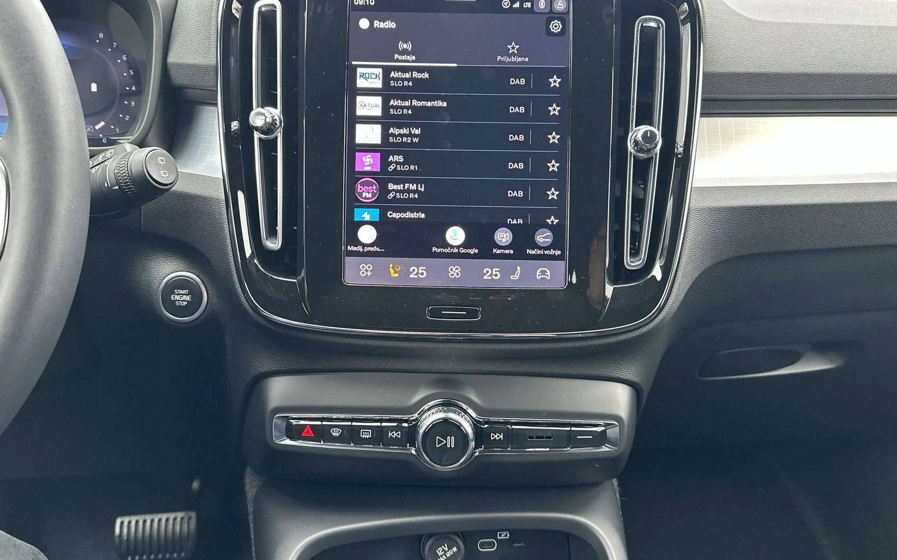 Notranja slika - Volvo XC40 - B3 P Plus Black Edition Avt. - 16