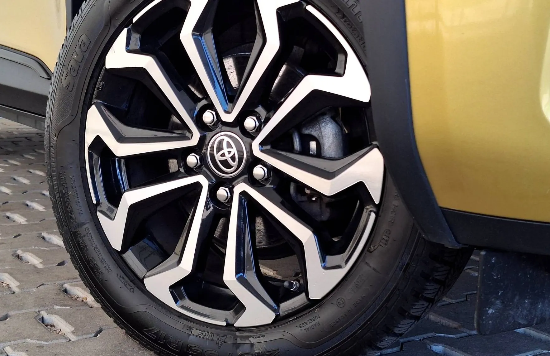 Zunanja slika - Toyota Yaris Cross - Hybrid 1.5 VVT-i Sport Assist Bi-Tone•1.LASTNIK•.. - 8
