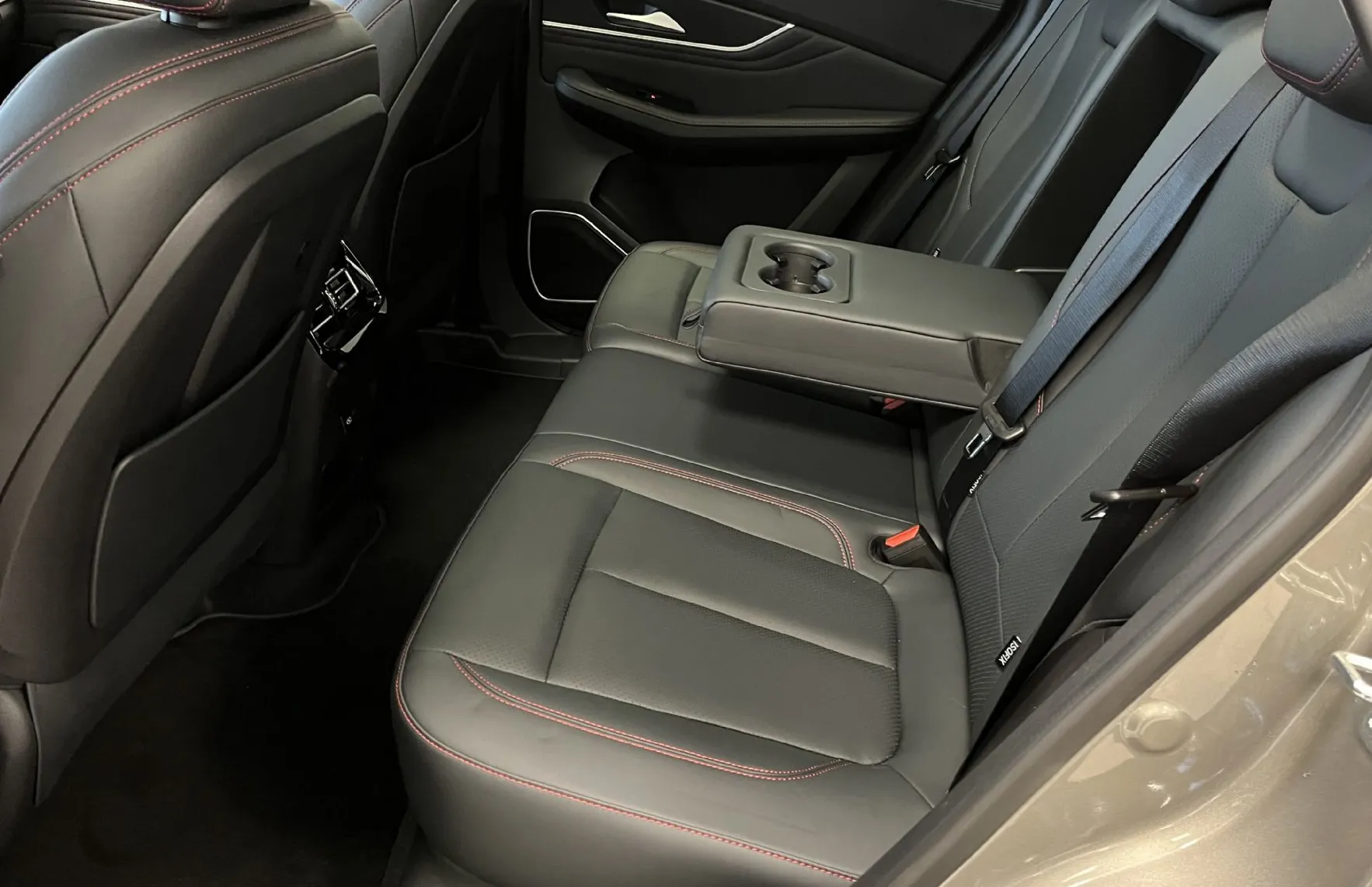 Zunanja slika - Forthing Forthing T5 EVO - T5 Evo 1.5 T-GDI 7DCT LUXURY -NA ZALOGI- my25 - 10