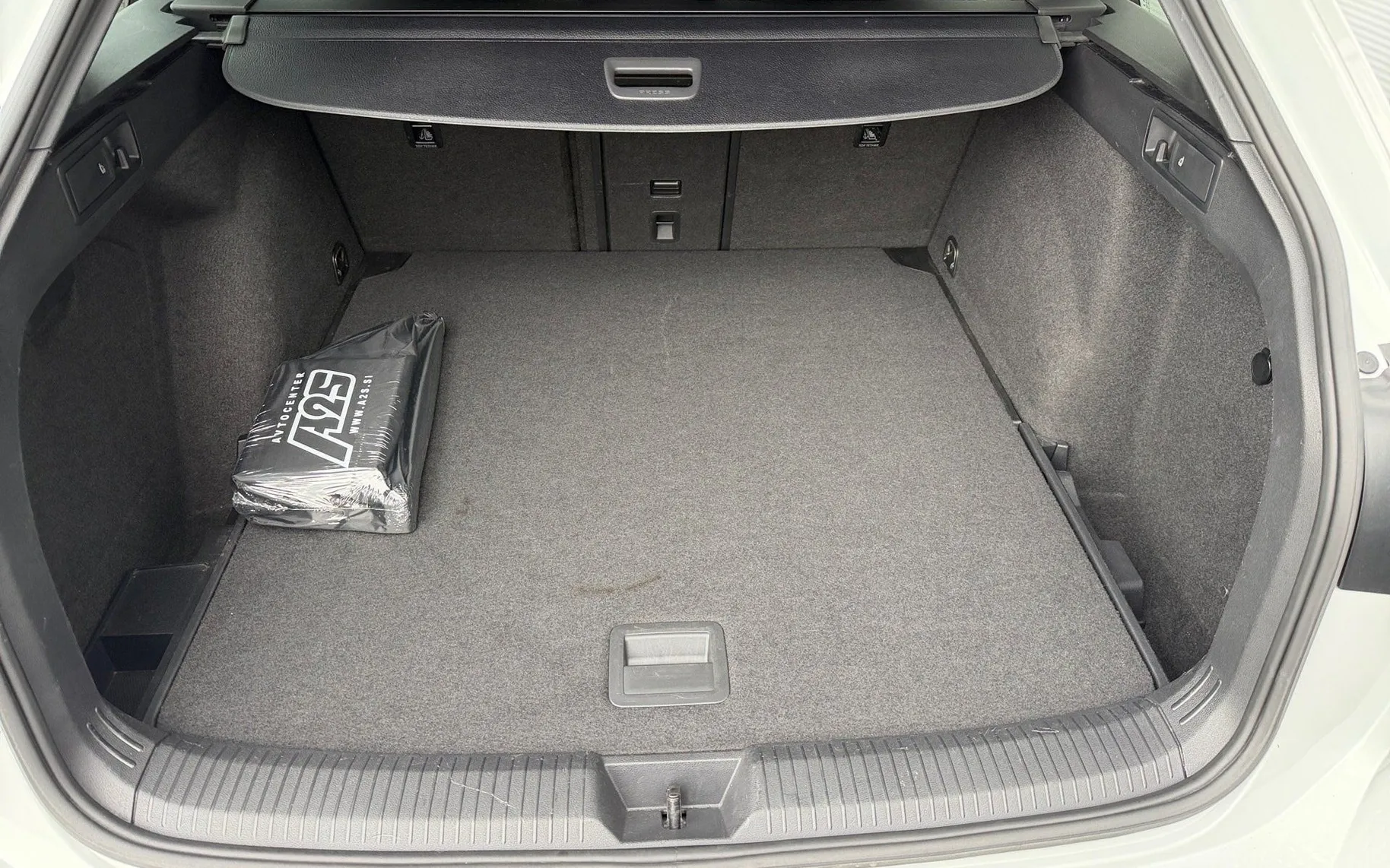 Notranja slika - Volkswagen Golf Variant - 1.5 eTSI R-Line DSG - 12