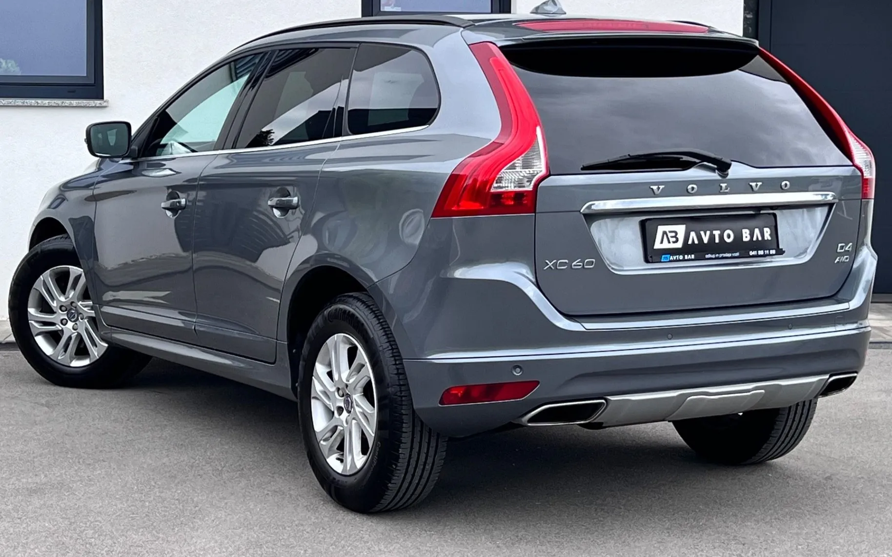 Notranja slika - Volvo XC60 - 2.4 AWD D4+XENON+NAVI+KLJUKA - 8