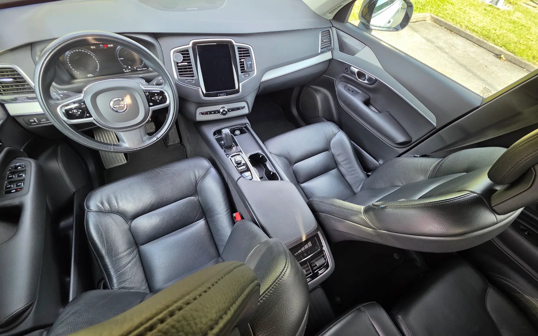 Notranja slika - Volvo XC90 - T8 Recharge Twin Engine R-Design Expression Avt. - 4