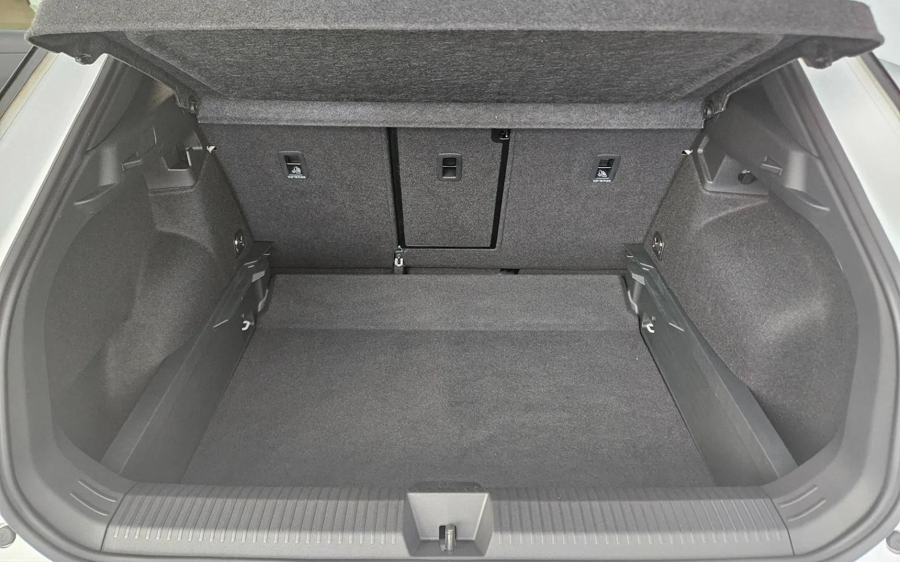 Notranja slika - Volkswagen T-Roc - 1.5 eTSI R-Line DSG - 11