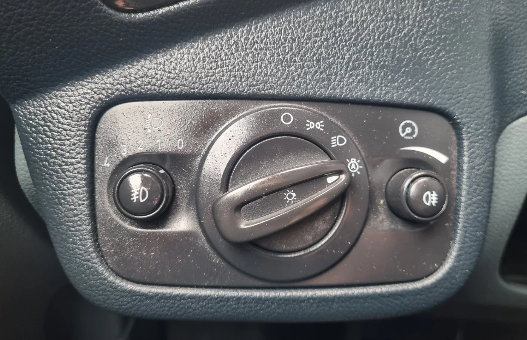 Zunanja slika - Ford C-MAX - 1.6 BENCIN - SLOVENSKO POREKLO - SAMO 92.488km - 18
