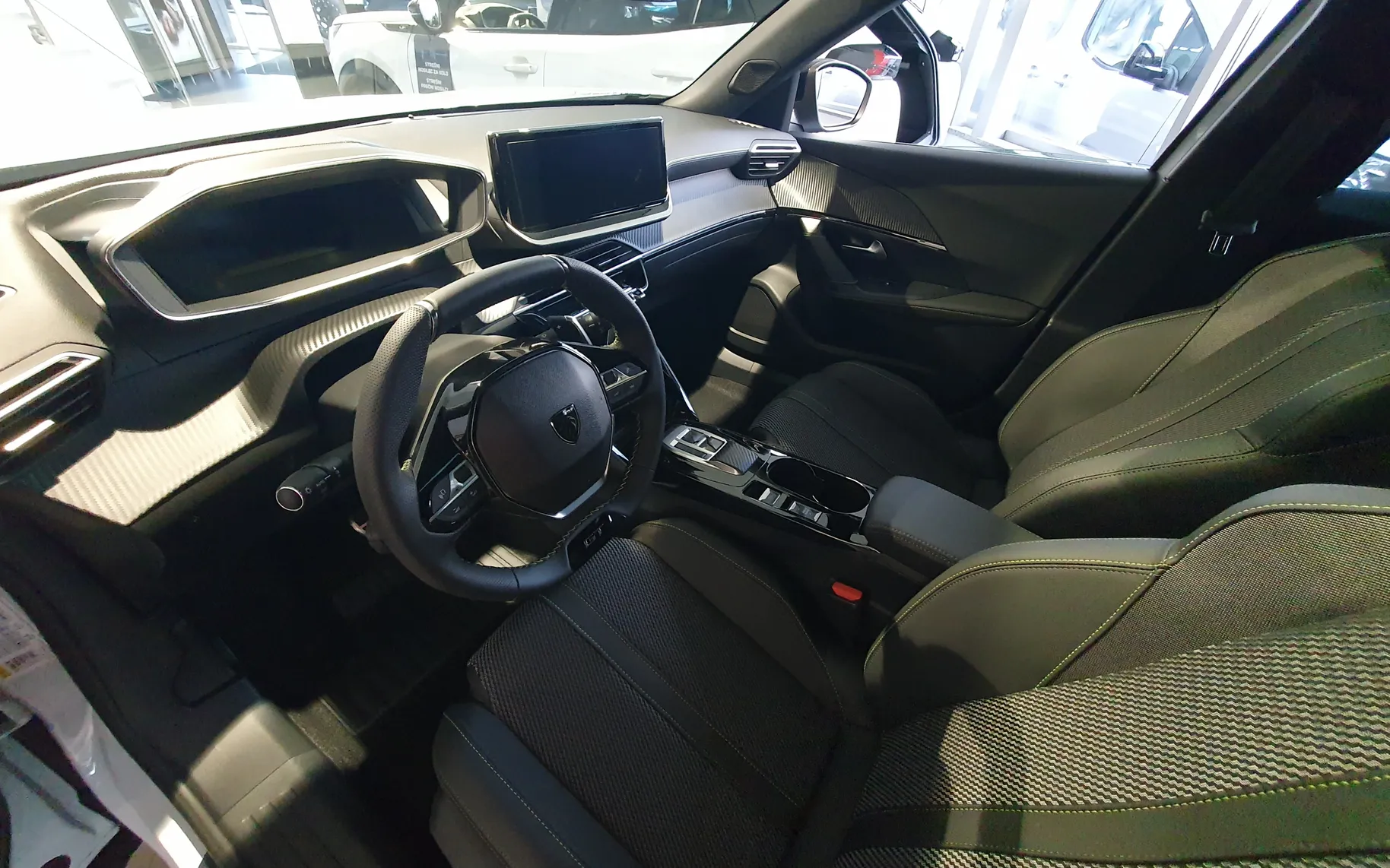 Zunanja slika - Peugeot 2008 - GT HIBRID 145 - PANORAMA - NA ZALOGI - 30