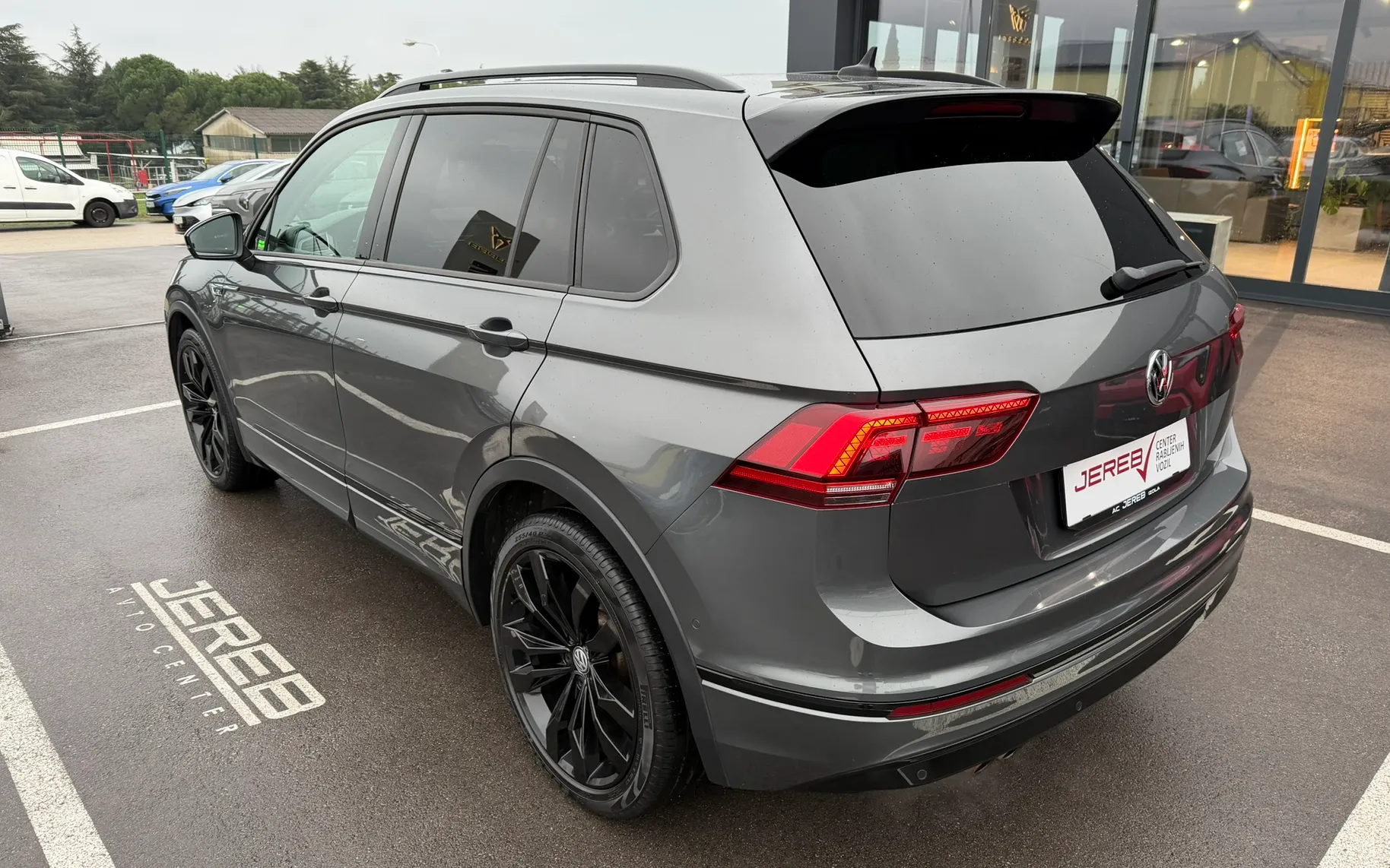 Zunanja slika - Volkswagen Tiguan - 2.0 TSI 4MOTION BMT avt. R-Line Ed.140kW BLACK ED. - 6