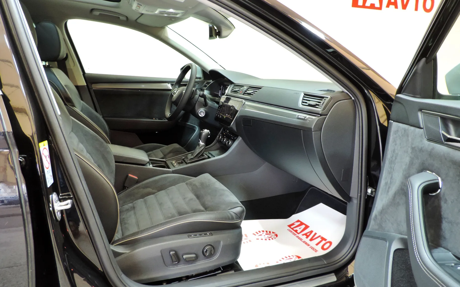 Zunanja slika - Škoda Superb - Combi Scout 4x4 2.0 TDI DSG WEBASTO-KLJUKA-KAMERA - 9