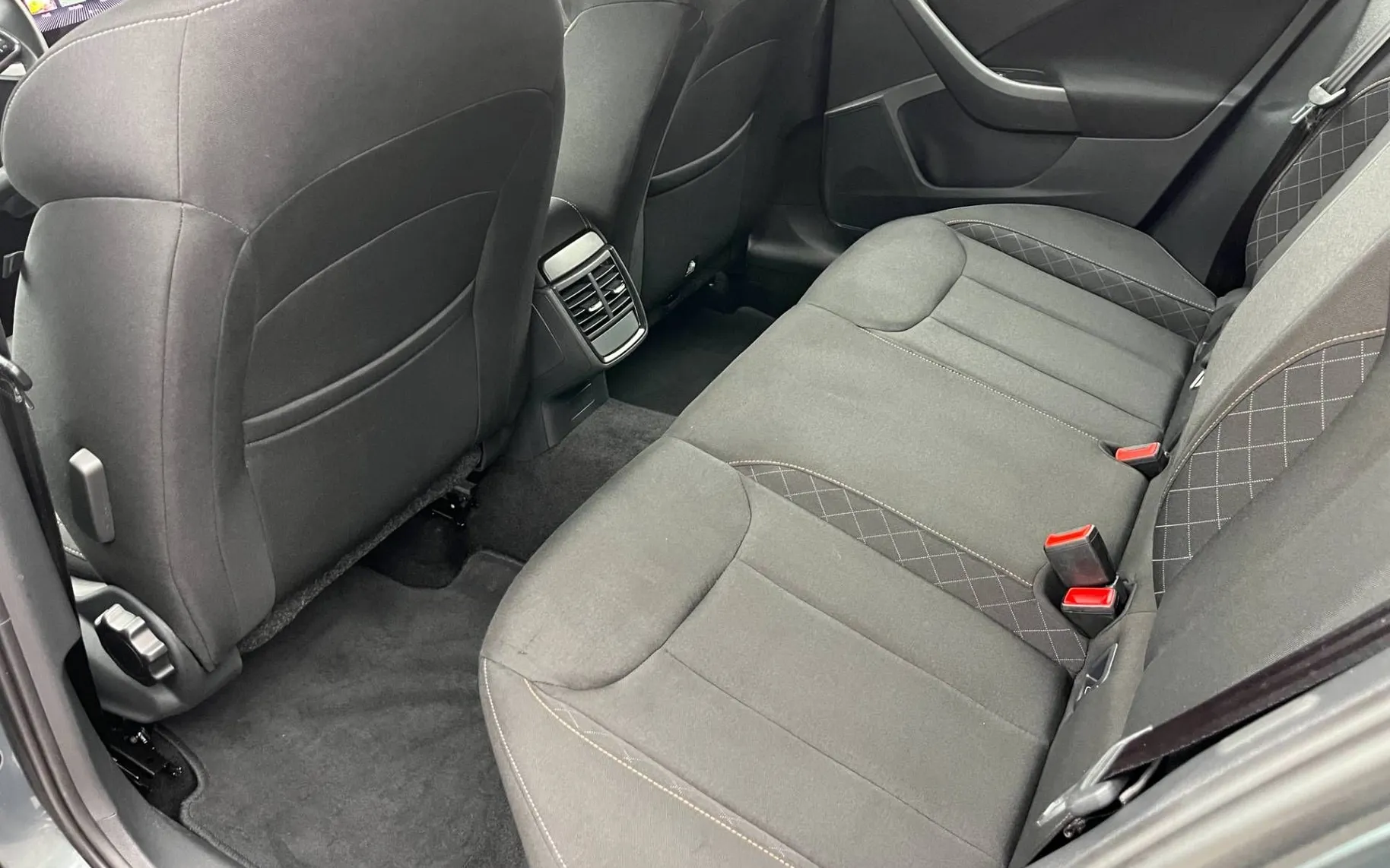 Notranja slika - Škoda Kamiq - 1.6 TDI Ambition 1.LASTNICA-LED-NAVI-ODLIČNA - 12