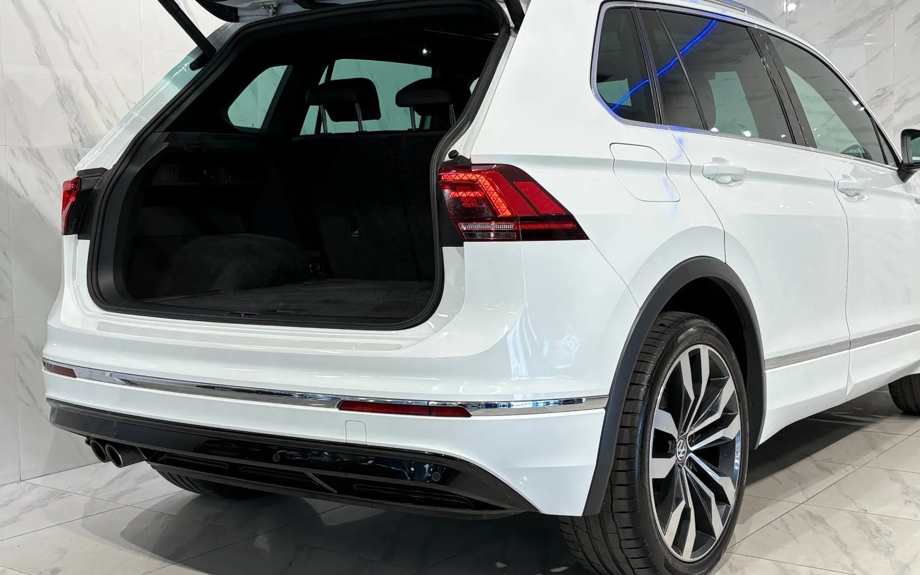 Notranja slika - Volkswagen Tiguan - 2.0TDI R-Line DSG 4motion|Panorama|ACC|Kamera|SLO| - 7