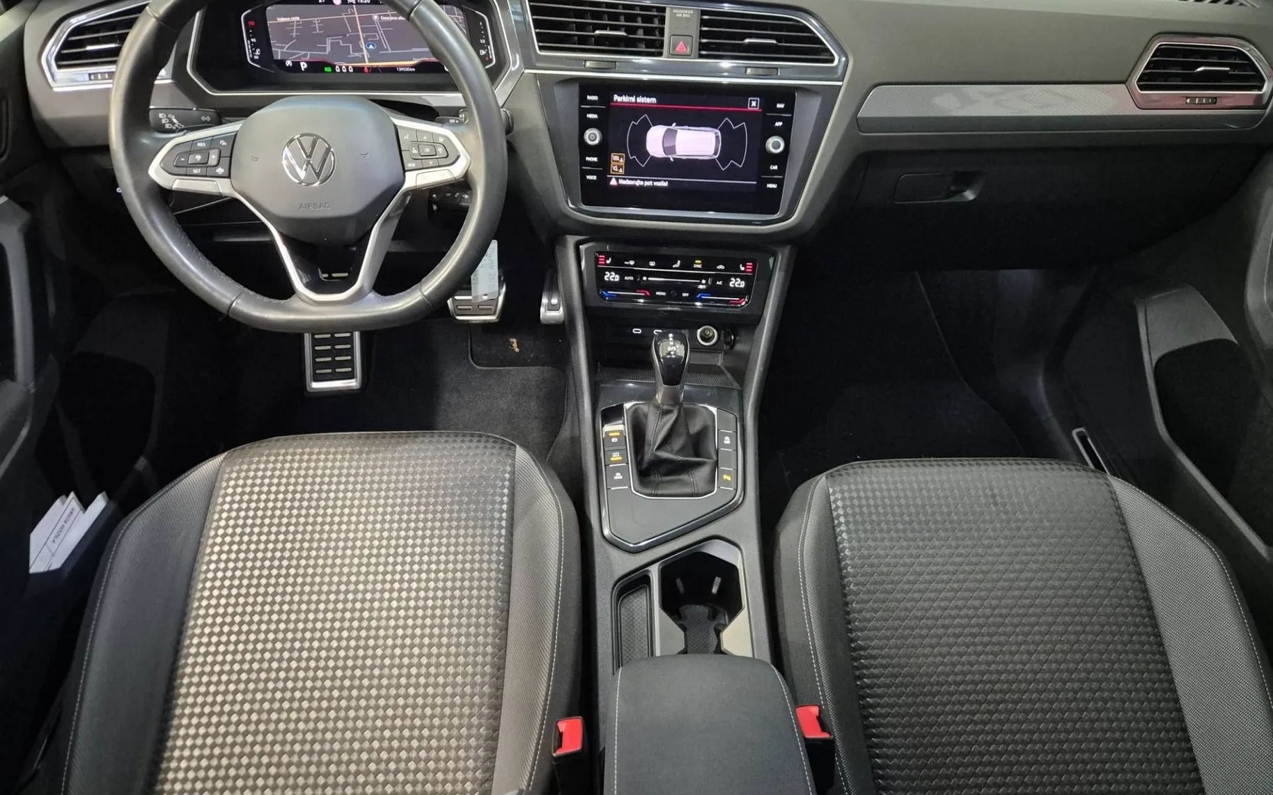 Notranja slika - Volkswagen Tiguan - 2.0 TDI DSG 110kW ODLIČEN - 8
