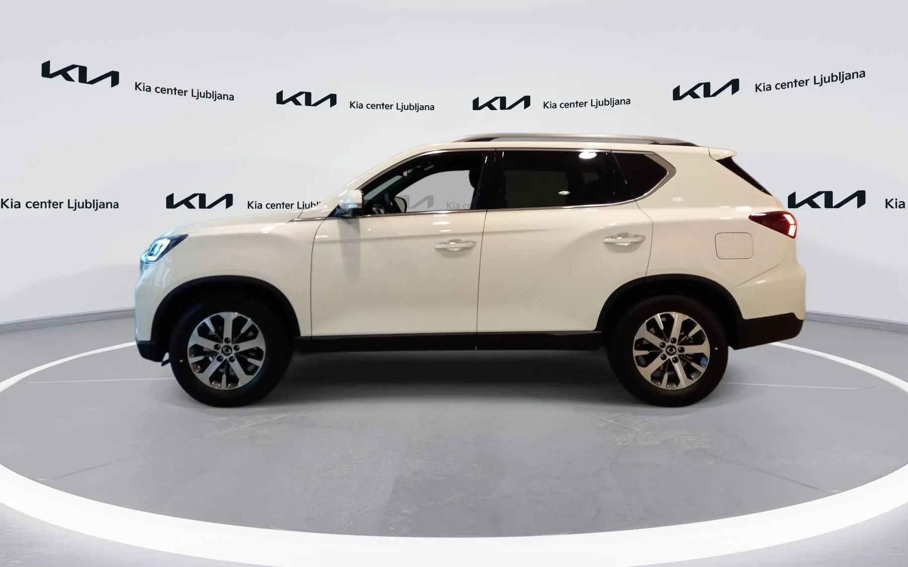 Notranja slika - SsangYong Rexton - 2.2 XDi Limited+ 4WD AT... - 8