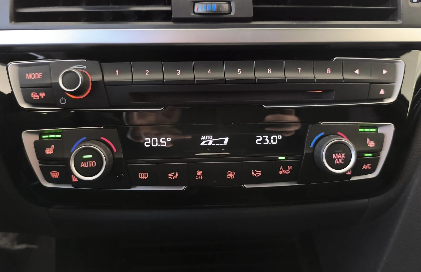 Zunanja slika - BMW Serija 3 - Touring: 318i AVT M SPORT-LED-USNJE-ŠPORTNI SEDEŽI-VIRTU - 18