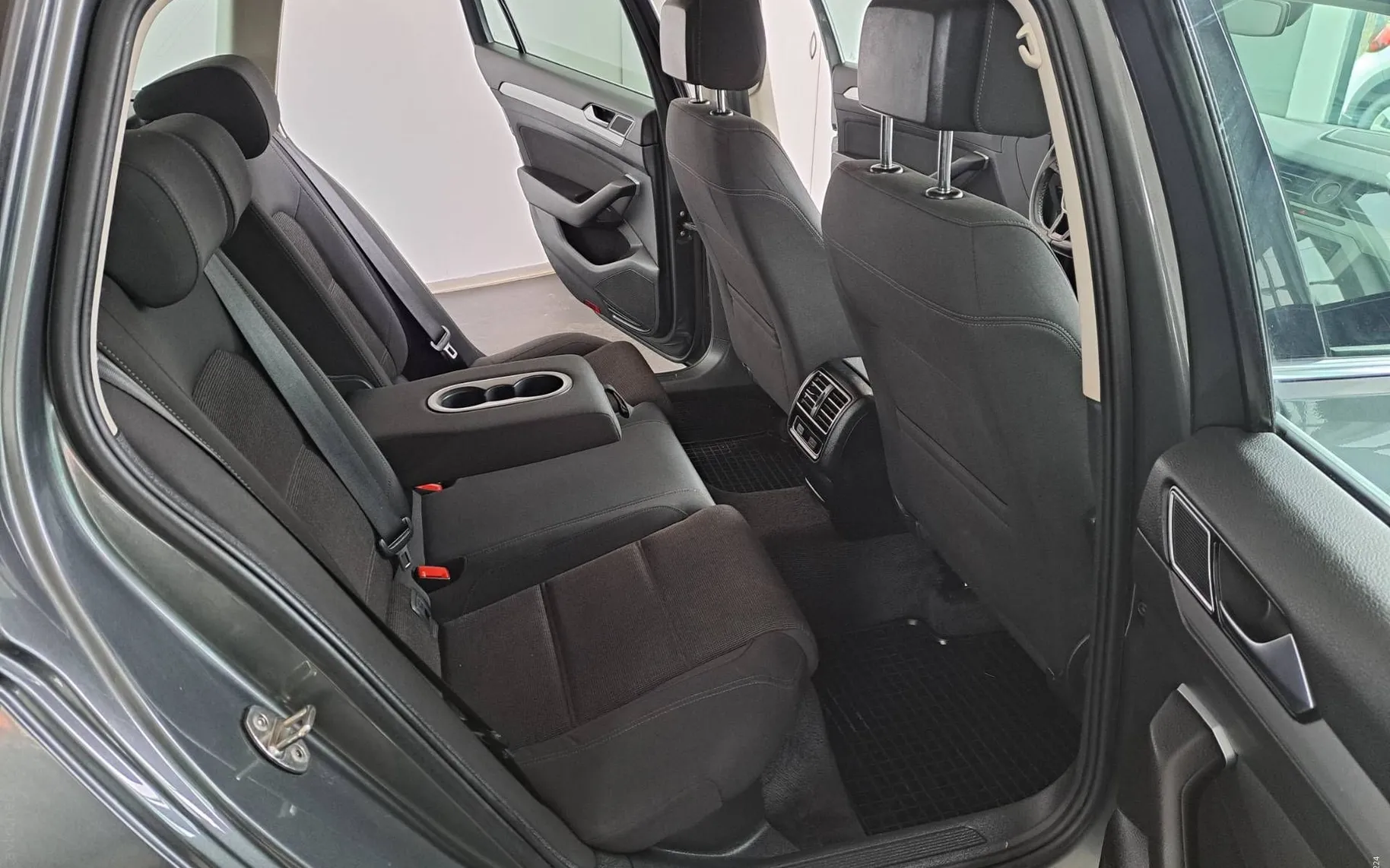 Notranja slika - Volkswagen Passat Variant - 2.0 TDI-MODEL 2016-ODLIČEN-PDC-NAVI-ALU-KOT NOV... - 10