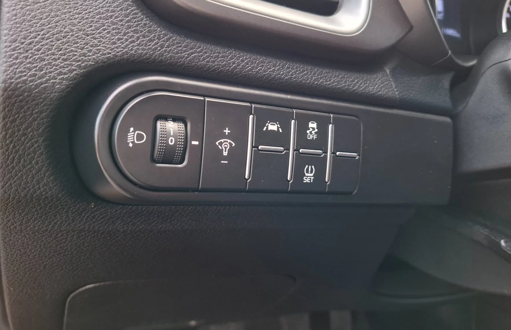 Zunanja slika - KIA XCeed - 1.0 T-GDi - SLOVENSKI - POTRJENA SERVISNA KNJIGA - 16