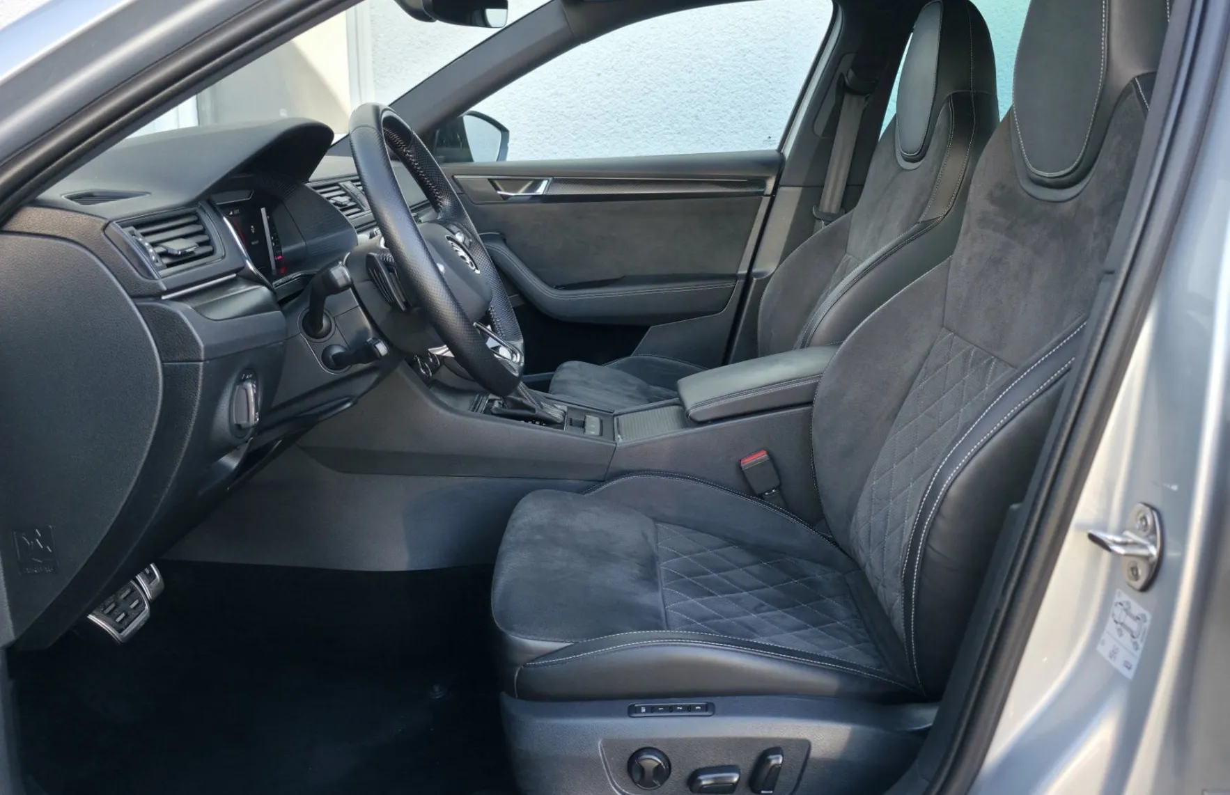 Zunanja slika - Škoda Superb - 2.0TDI DSG Sportline Combi MATRIX•MEMORY•KLJUKA•18 - 6