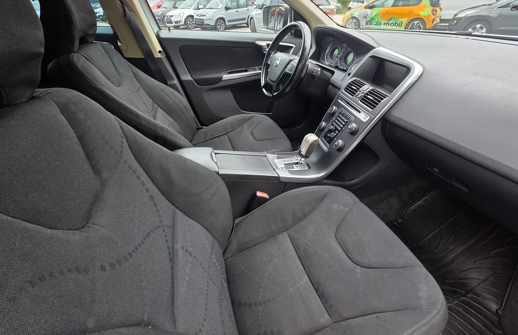 Zunanja slika - Volvo XC60 - FWD D4 MOMENTUM AVTOMATIK-ALU PLATIŠČA-KLIMA-NAVI - 11
